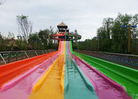 Multi pista que compete o equipamento de jogos exterior do parque do pulverizador da fibra de vidro da corrediça de água do arco-íris